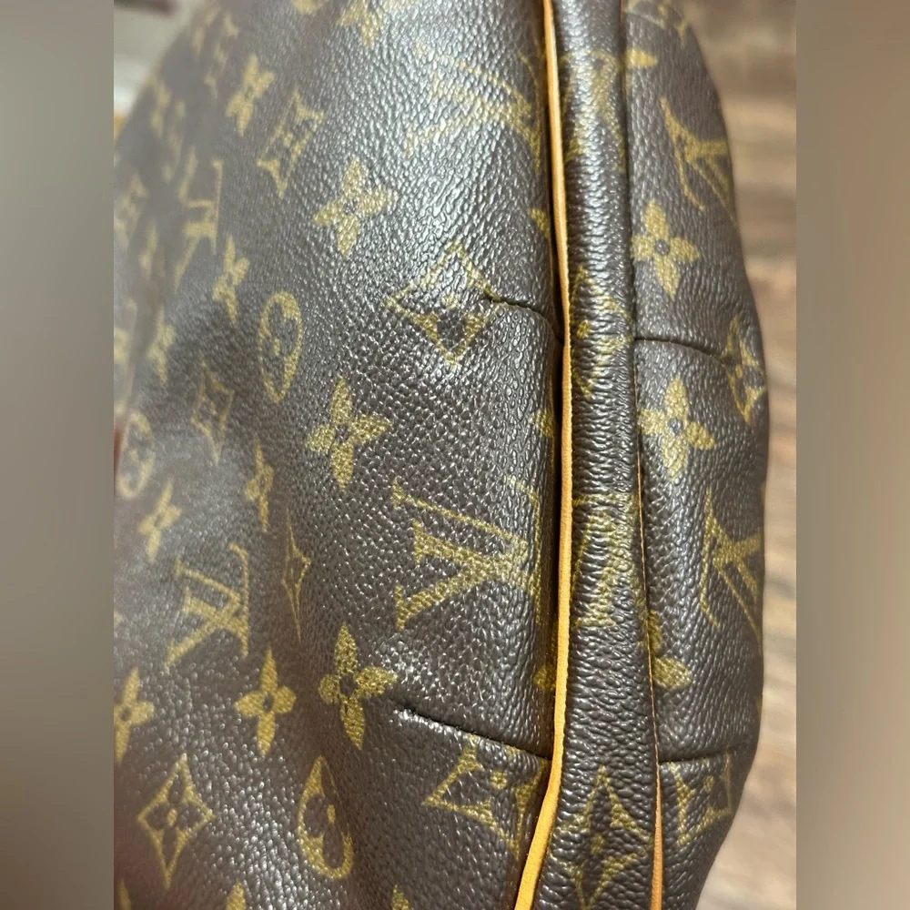 Louis Vuitton elegant shoulder